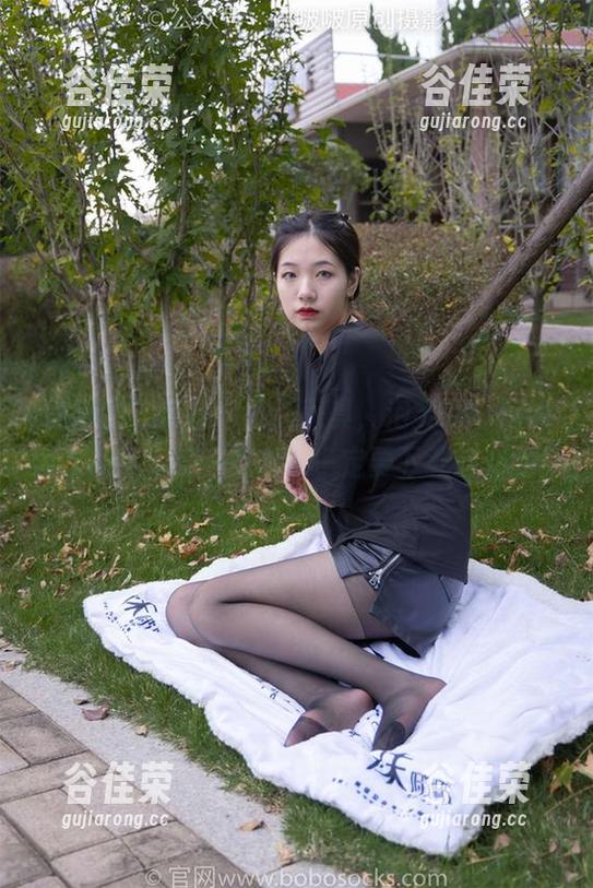 袜啵啵-泡芙 袜啵啵 - 潮流与舒适兼具,泡芙的白色棉质船袜让人想一直看,一定要下载这套图!