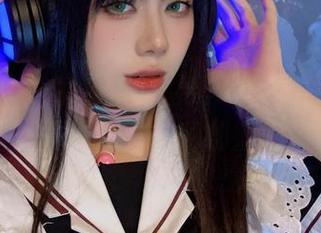 看到阿九从不咕咕的雷姆COS，我的眼光不由自主地停留在了那双眼睛上。