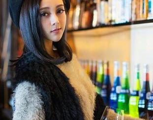 青豆客 – 当可蕊娜的丝袜遇上镜头，爆发式的优雅时刻