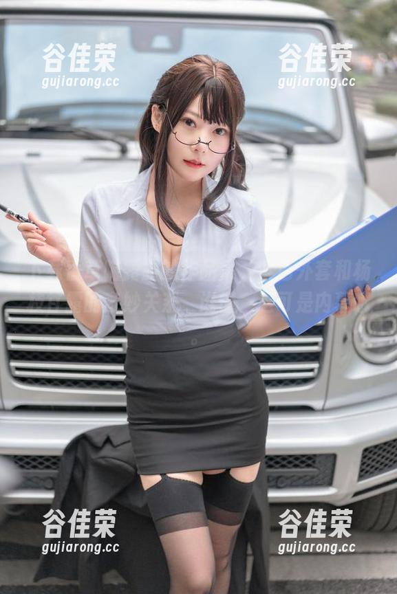 下载香草喵露露的作品集，紫色外套和杨枝甘露的奇妙关系，谁懂，这可是内幕哦。
