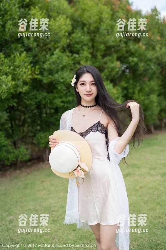 魅妍社-Manuela玛鲁娜 魅妍社 - 办公室写真,Manuela玛鲁娜用目光撕扯工作无趣。