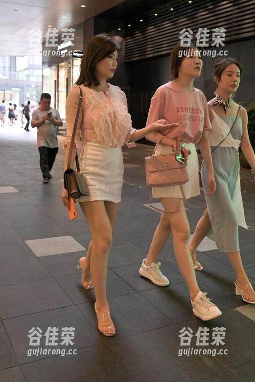 魔镜街拍-婷婷 魔镜街拍 - 豆瓣高分丝毫不为过,婷婷白色吊带连衣裙配黑丝美腿的合集成了我心中的白月光。