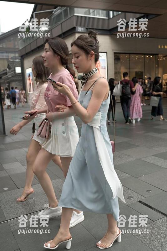 魔镜街拍 魔镜街拍:看这组紧身裤女神的写真,都忍不住想下载了,你们呢?