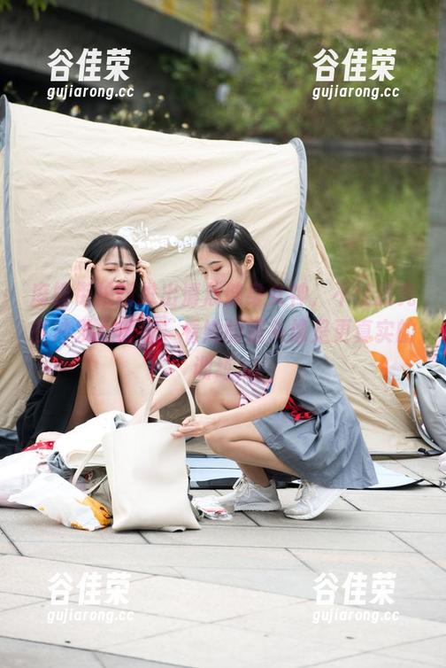 魔镜街拍 魔镜街拍新推出清晨健身女神,不过我先在沙发上健身,看她的镜头像是更真实的训练...